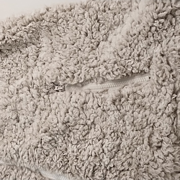 So Soft, Fluffy, Lightweight, jersey knit lined, 2 pocket, Sherpa Vest EUC - Picture 8 of 10